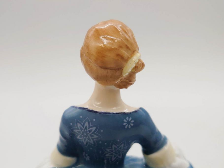 イギリス　Royal Doulton(ロイヤルドルトン)　Hilary(ヒラリー)　上品な雰囲気のフィギュリン(陶器人形、女性、貴婦人、置物、オブジェ)(R-081297)