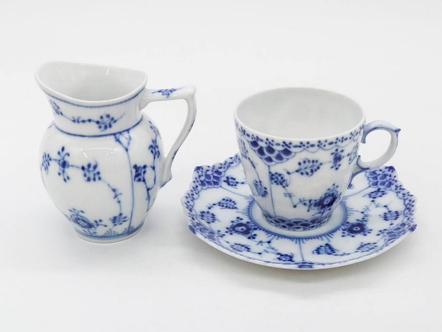 デンマーク　ROYAL COPENHAGEN(ロイヤルコペンハーゲン)　ブルーフルーテッド フルレース カップ&ソーサー/プレイン クリーマー　可憐なデザインに見惚れるC&S・クリーマーセット(コーヒー、デミタス、ミルクポット、ミルクジャー、洋食器、北欧)(R-081229)