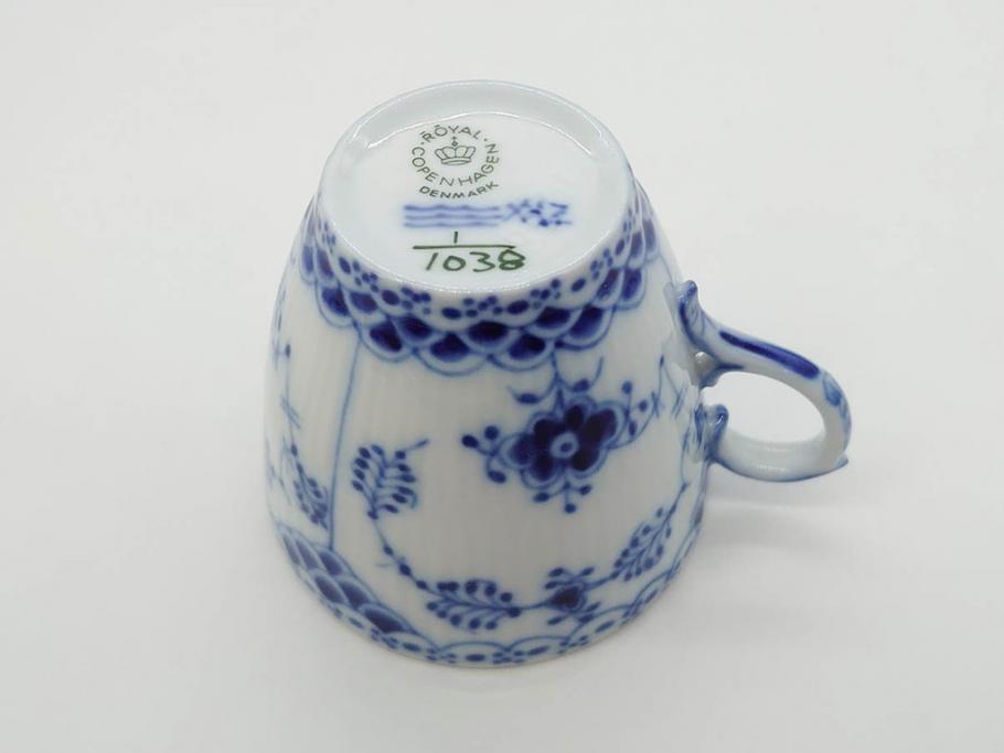 デンマーク　ROYAL COPENHAGEN(ロイヤルコペンハーゲン)　ブルーフルーテッド フルレース カップ&ソーサー/プレイン クリーマー　可憐なデザインに見惚れるC&S・クリーマーセット(コーヒー、デミタス、ミルクポット、ミルクジャー、洋食器、北欧)(R-081229)