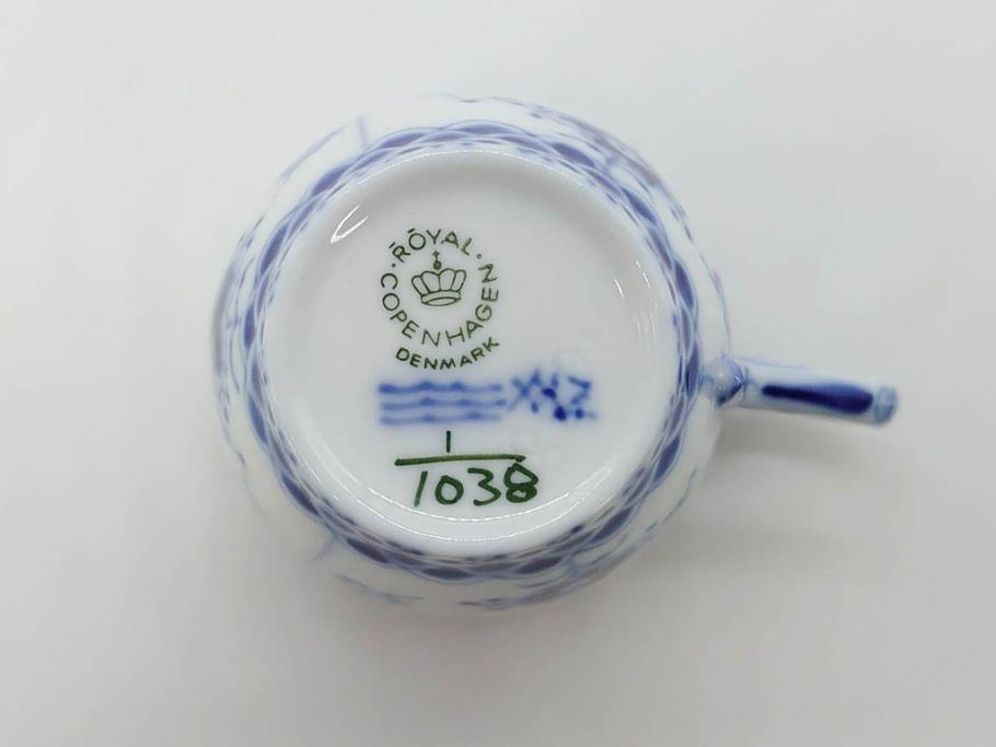 デンマーク　ROYAL COPENHAGEN(ロイヤルコペンハーゲン)　ブルーフルーテッド フルレース カップ&ソーサー/プレイン クリーマー　可憐なデザインに見惚れるC&S・クリーマーセット(コーヒー、デミタス、ミルクポット、ミルクジャー、洋食器、北欧)(R-081229)