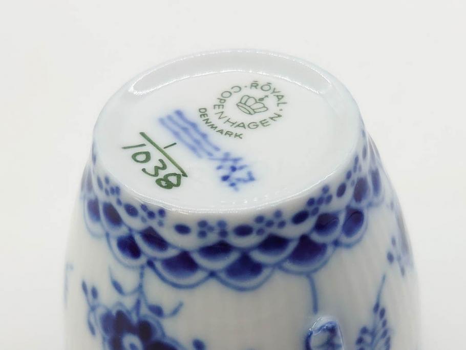 デンマーク　ROYAL COPENHAGEN(ロイヤルコペンハーゲン)　ブルーフルーテッド フルレース カップ&ソーサー/プレイン クリーマー　可憐なデザインに見惚れるC&S・クリーマーセット(コーヒー、デミタス、ミルクポット、ミルクジャー、洋食器、北欧)(R-081229)