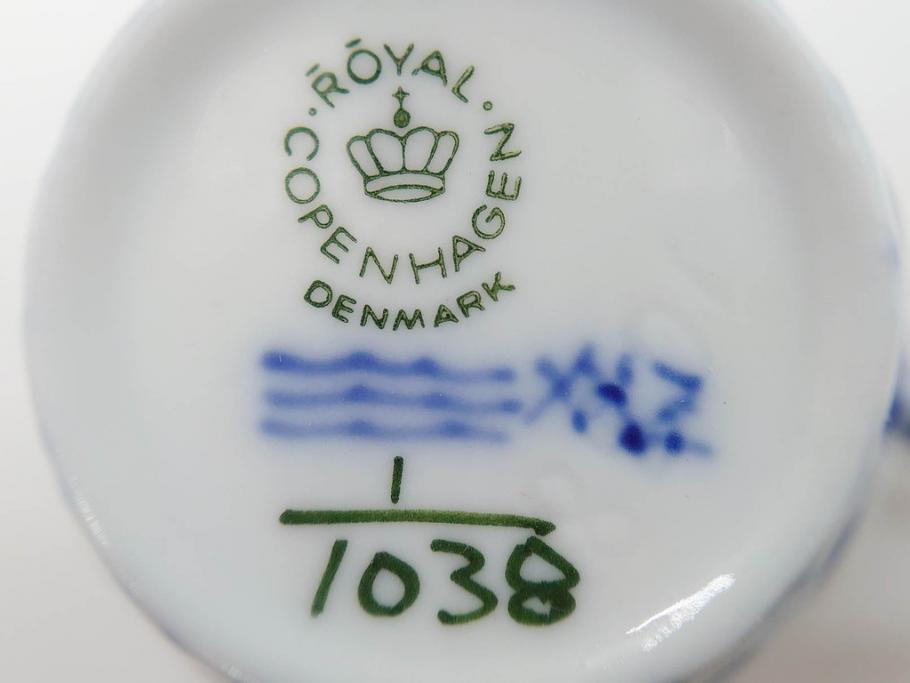デンマーク　ROYAL COPENHAGEN(ロイヤルコペンハーゲン)　ブルーフルーテッド フルレース カップ&ソーサー/プレイン クリーマー　可憐なデザインに見惚れるC&S・クリーマーセット(コーヒー、デミタス、ミルクポット、ミルクジャー、洋食器、北欧)(R-081229)