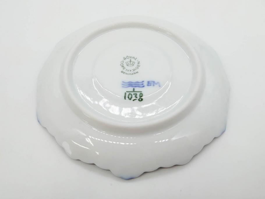 デンマーク　ROYAL COPENHAGEN(ロイヤルコペンハーゲン)　ブルーフルーテッド フルレース カップ&ソーサー/プレイン クリーマー　可憐なデザインに見惚れるC&S・クリーマーセット(コーヒー、デミタス、ミルクポット、ミルクジャー、洋食器、北欧)(R-081229)