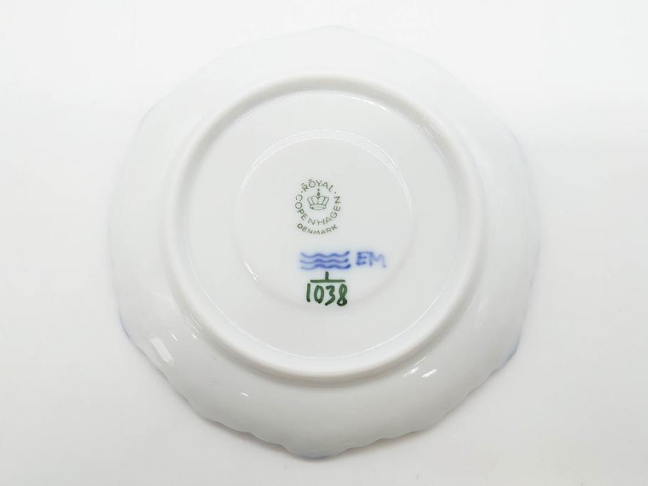 デンマーク　ROYAL COPENHAGEN(ロイヤルコペンハーゲン)　ブルーフルーテッド フルレース カップ&ソーサー/プレイン クリーマー　可憐なデザインに見惚れるC&S・クリーマーセット(コーヒー、デミタス、ミルクポット、ミルクジャー、洋食器、北欧)(R-081229)