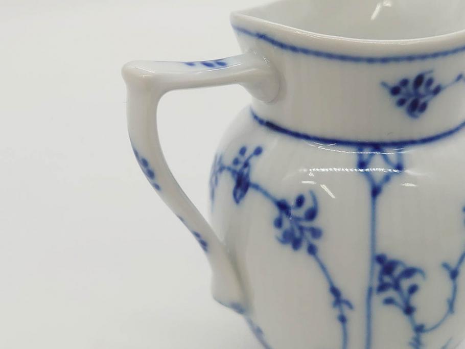 デンマーク　ROYAL COPENHAGEN(ロイヤルコペンハーゲン)　ブルーフルーテッド フルレース カップ&ソーサー/プレイン クリーマー　可憐なデザインに見惚れるC&S・クリーマーセット(コーヒー、デミタス、ミルクポット、ミルクジャー、洋食器、北欧)(R-081229)