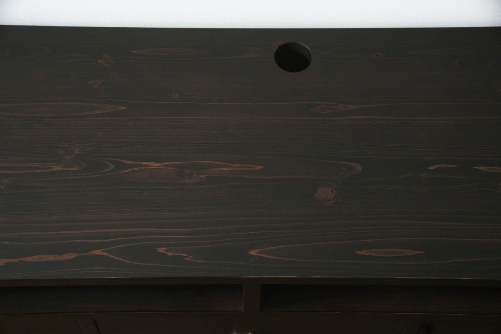 【オーダー家具実例】お客様ご要望のサイズでテレビ台を新規製作しました。オープンラックには配線用の穴開け加工を施し、さらに使い勝手良く棚や引き出しを製作。当店商品を参考に着色して仕上げました。(サイドテーブル、サイドキャビネット、収納棚、引き出し)