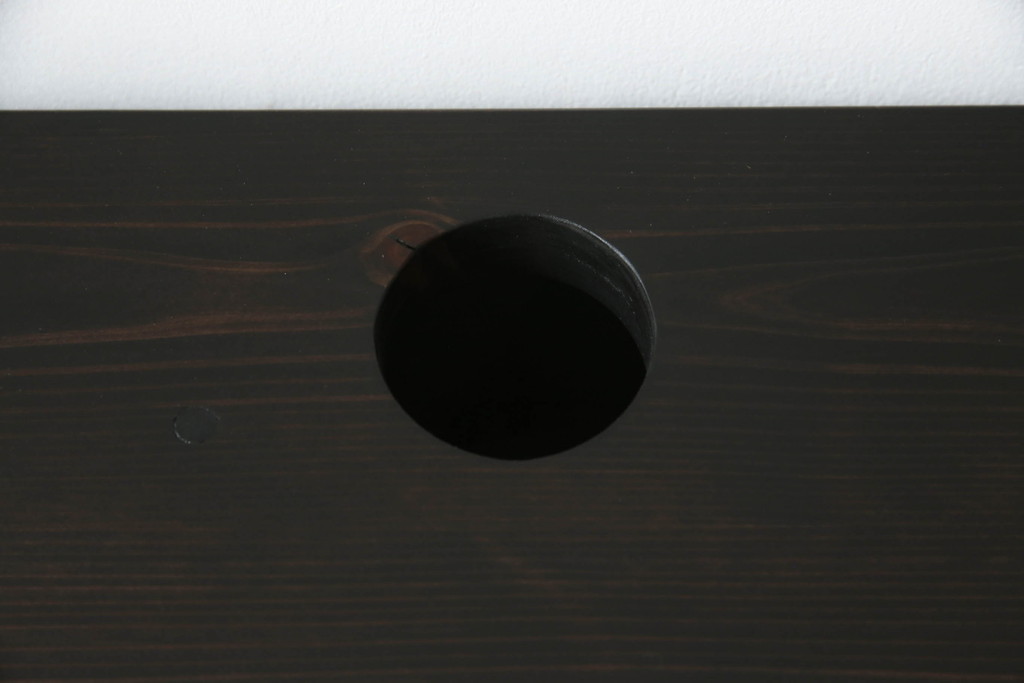 【オーダー家具実例】お客様ご要望のサイズでテレビ台を新規製作しました。オープンラックには配線用の穴開け加工を施し、さらに使い勝手良く棚や引き出しを製作。当店商品を参考に着色して仕上げました。(サイドテーブル、サイドキャビネット、収納棚、引き出し)