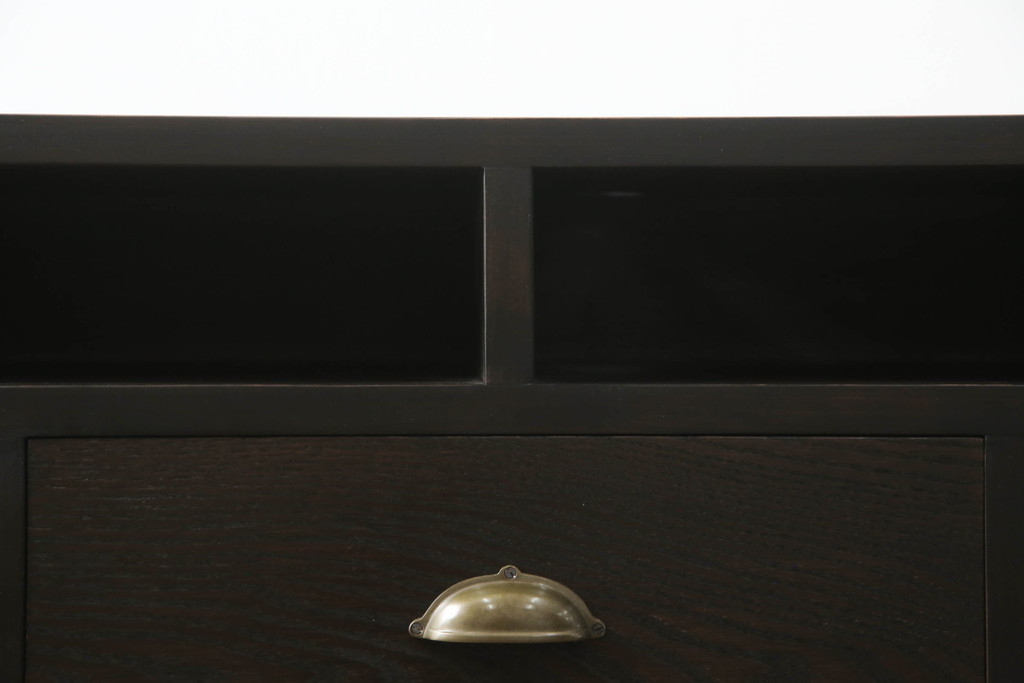 【オーダー家具実例】お客様ご要望のサイズでテレビ台を新規製作しました。オープンラックには配線用の穴開け加工を施し、さらに使い勝手良く棚や引き出しを製作。当店商品を参考に着色して仕上げました。(サイドテーブル、サイドキャビネット、収納棚、引き出し)
