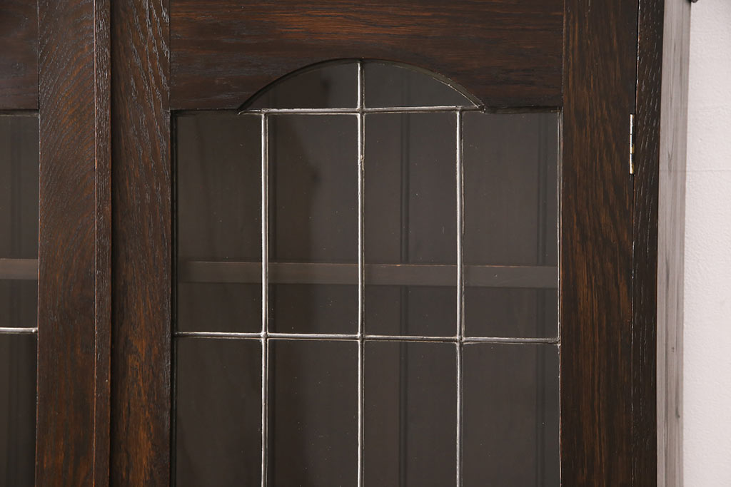 イギリスアンティーク　オーク材　クラシカルな雰囲気漂うステンドガラス入りキャビネット(ブックケース、食器棚、飾り棚)(R-050457)