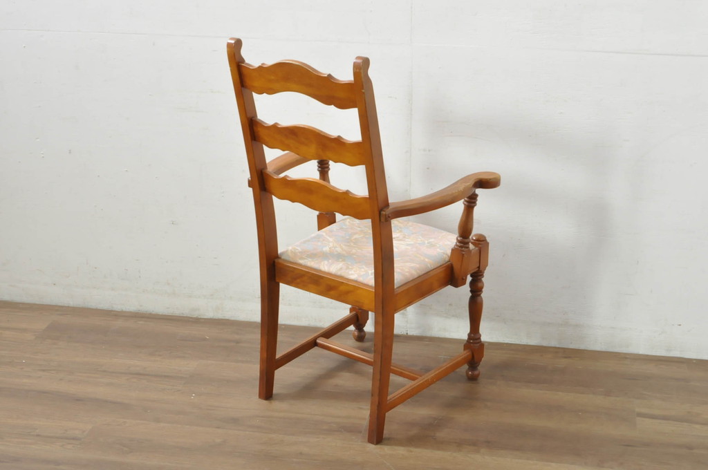 中古　横浜クラシック家具　ダニエル(daniel)　A-549　凝った脚のデザインが魅力的なラダーバックアームチェア(ダイニングチェア、チェア、椅子、イス)(定価約18万円)(R-80377)