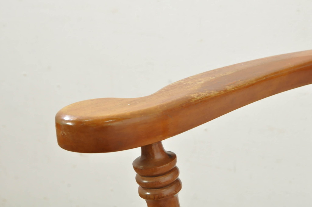 中古　横浜クラシック家具　ダニエル(daniel)　A-549　凝った脚のデザインが魅力的なラダーバックアームチェア(ダイニングチェア、チェア、椅子、イス)(定価約18万円)(R-80377)