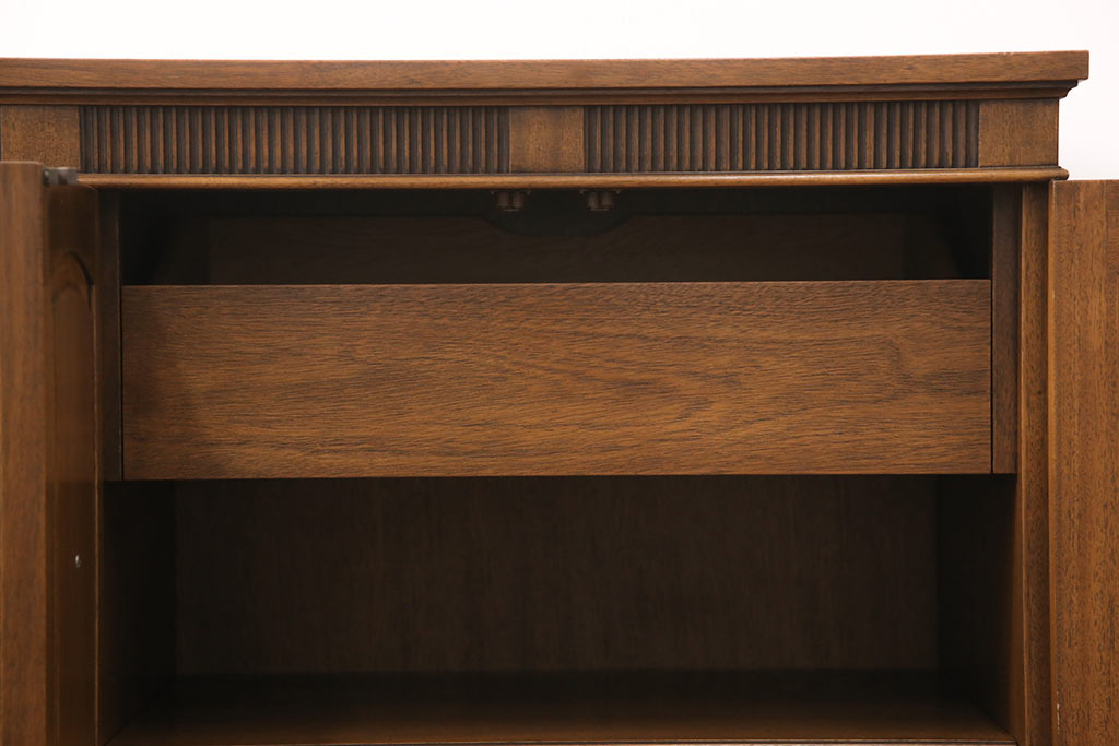 中古　DREXEL HERITAGE(ドレクセルヘリテイジ)　Triune(トライユン)　優雅な佇まいが魅力のクリデンザキャビネット(クレデンザ、サイドボード、リビングボード)(定価約66万円)(R-049003)