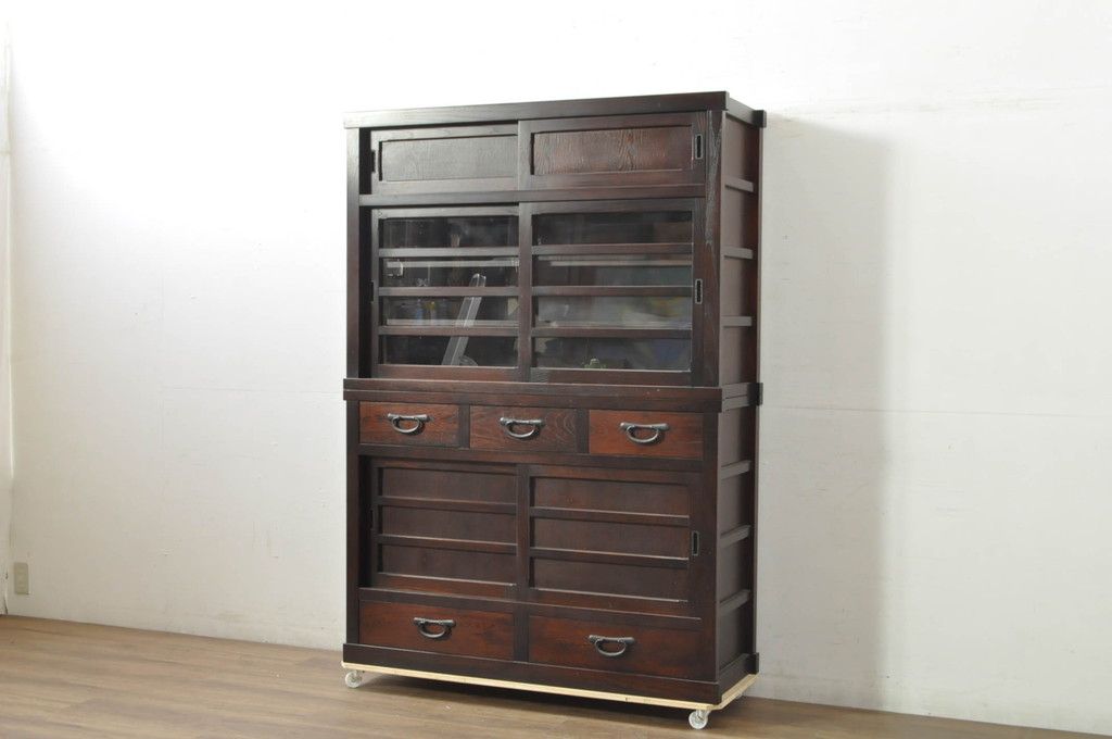 中古　美品　落ち着いた色合いが大人な雰囲気を醸し出す二段重ね水屋箪笥(食器棚、キャビネット、茶箪笥、収納棚、戸棚、バラ売り可能)(R-080370)