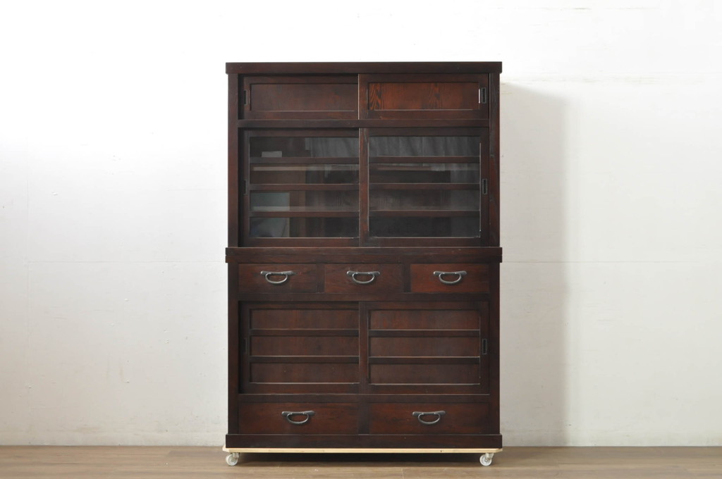 中古　美品　落ち着いた色合いが大人な雰囲気を醸し出す二段重ね水屋箪笥(食器棚、キャビネット、茶箪笥、収納棚、戸棚、バラ売り可能)(R-080370)