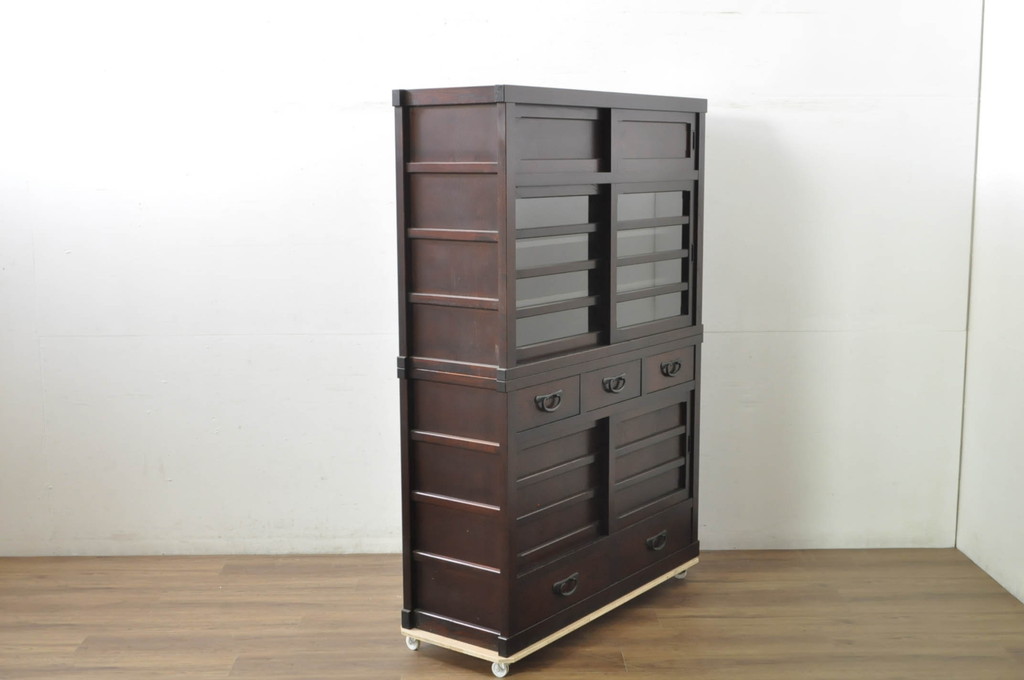 中古　美品　落ち着いた色合いが大人な雰囲気を醸し出す二段重ね水屋箪笥(食器棚、キャビネット、茶箪笥、収納棚、戸棚、バラ売り可能)(R-080370)