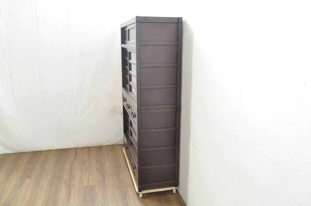 中古　美品　落ち着いた色合いが大人な雰囲気を醸し出す二段重ね水屋箪笥(食器棚、キャビネット、茶箪笥、収納棚、戸棚、バラ売り可能)(R-080370)