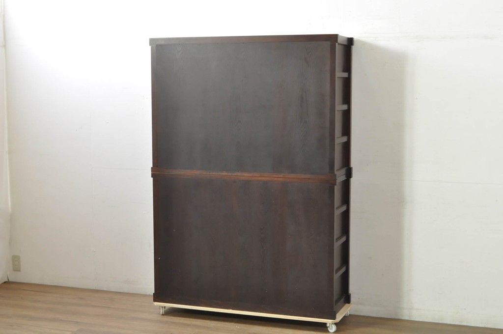 中古　美品　落ち着いた色合いが大人な雰囲気を醸し出す二段重ね水屋箪笥(食器棚、キャビネット、茶箪笥、収納棚、戸棚、バラ売り可能)(R-080370)