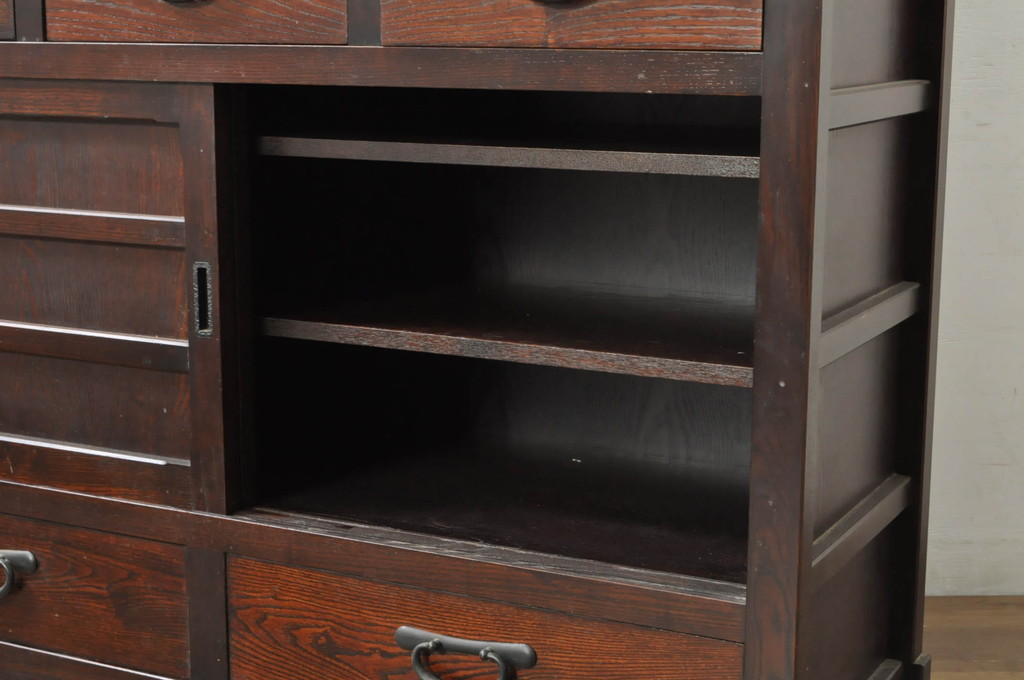 中古　美品　落ち着いた色合いが大人な雰囲気を醸し出す二段重ね水屋箪笥(食器棚、キャビネット、茶箪笥、収納棚、戸棚、バラ売り可能)(R-080370)