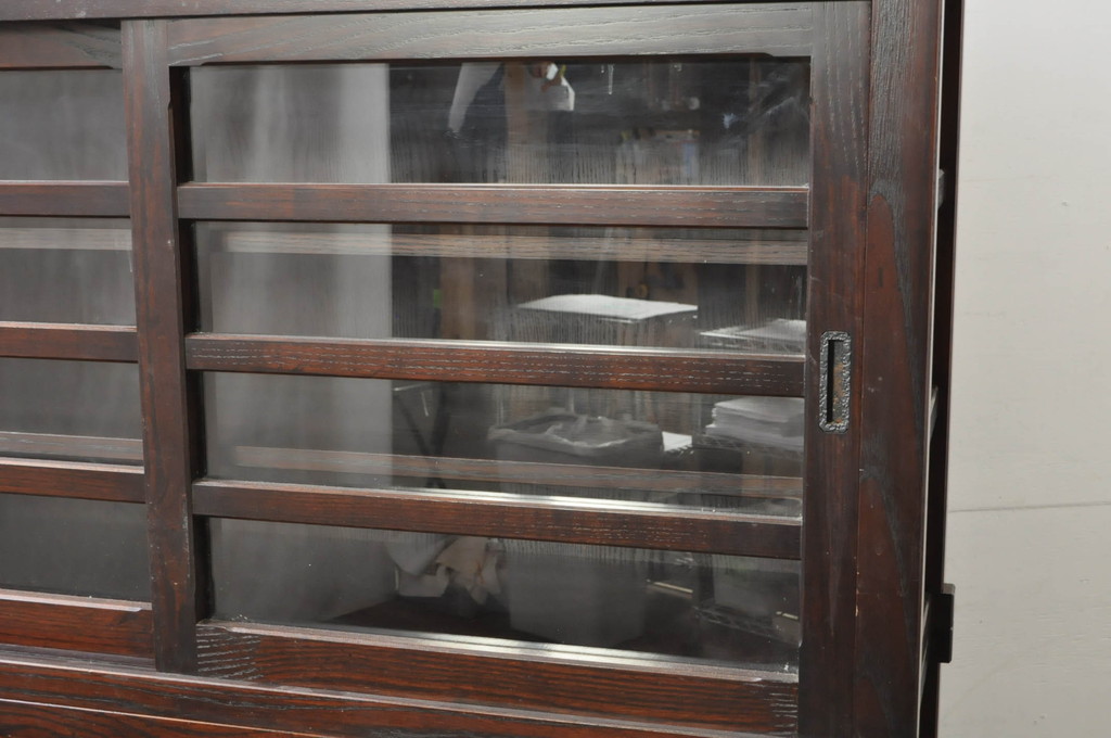 中古　美品　落ち着いた色合いが大人な雰囲気を醸し出す二段重ね水屋箪笥(食器棚、キャビネット、茶箪笥、収納棚、戸棚、バラ売り可能)(R-080370)