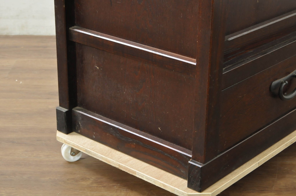 中古　美品　落ち着いた色合いが大人な雰囲気を醸し出す二段重ね水屋箪笥(食器棚、キャビネット、茶箪笥、収納棚、戸棚、バラ売り可能)(R-080370)