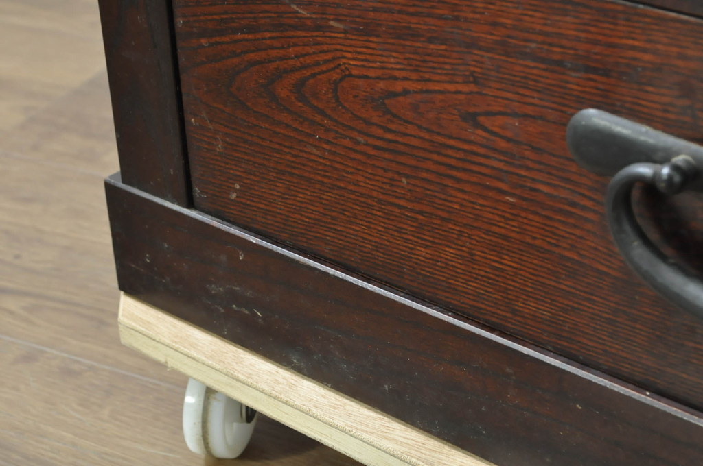 中古　美品　落ち着いた色合いが大人な雰囲気を醸し出す二段重ね水屋箪笥(食器棚、キャビネット、茶箪笥、収納棚、戸棚、バラ売り可能)(R-080370)