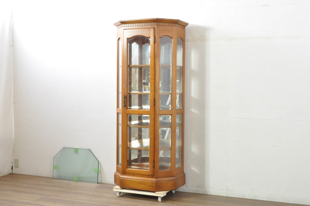 中古　横浜クラシック家具　ダニエル(Daniel)　アーリーアメリカン　A-214　ガラス棚板4枚付き　温かみのある空間を演出するキュリオケース(ガラスケース、ショーケース、コレクションケース、ディスプレイケース、キャビネット、飾り棚、戸棚、収納棚、店舗什器)(定価約105万円)(R-080344)