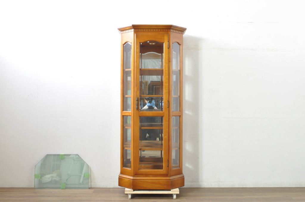 中古　横浜クラシック家具　ダニエル(Daniel)　アーリーアメリカン　A-214　ガラス棚板4枚付き　温かみのある空間を演出するキュリオケース(ガラスケース、ショーケース、コレクションケース、ディスプレイケース、キャビネット、飾り棚、戸棚、収納棚、店舗什器)(定価約105万円)(R-080344)