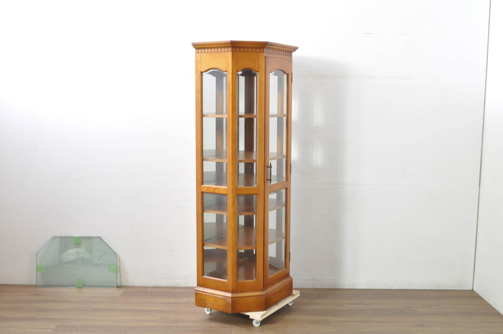 中古　横浜クラシック家具　ダニエル(Daniel)　アーリーアメリカン　A-214　ガラス棚板4枚付き　温かみのある空間を演出するキュリオケース(ガラスケース、ショーケース、コレクションケース、ディスプレイケース、キャビネット、飾り棚、戸棚、収納棚、店舗什器)(定価約105万円)(R-080344)