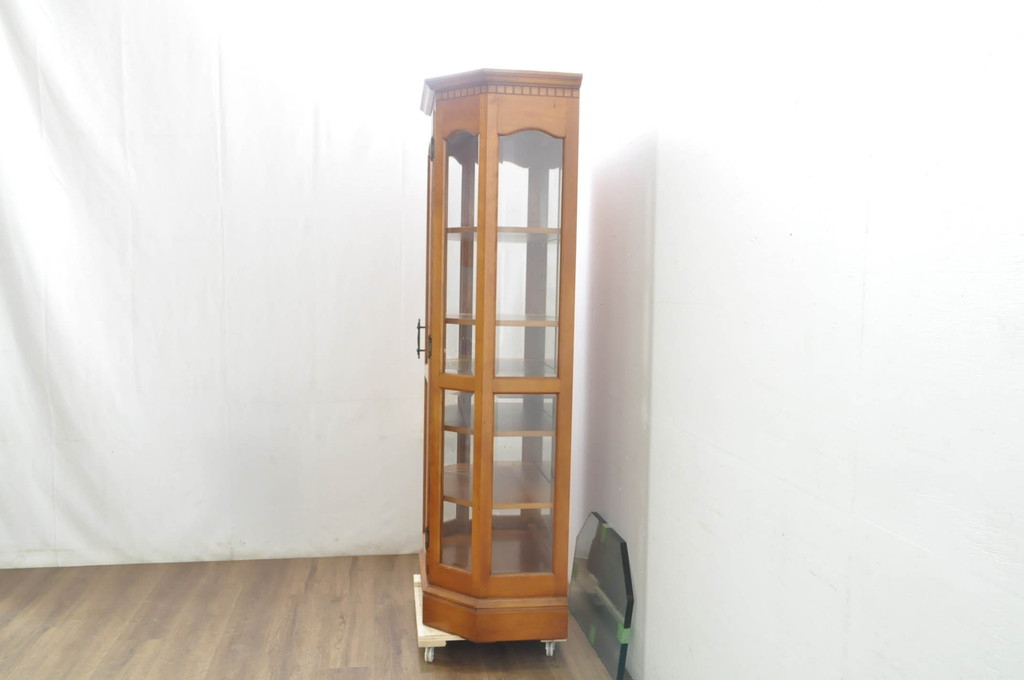 中古　横浜クラシック家具　ダニエル(Daniel)　アーリーアメリカン　A-214　ガラス棚板4枚付き　温かみのある空間を演出するキュリオケース(ガラスケース、ショーケース、コレクションケース、ディスプレイケース、キャビネット、飾り棚、戸棚、収納棚、店舗什器)(定価約105万円)(R-080344)