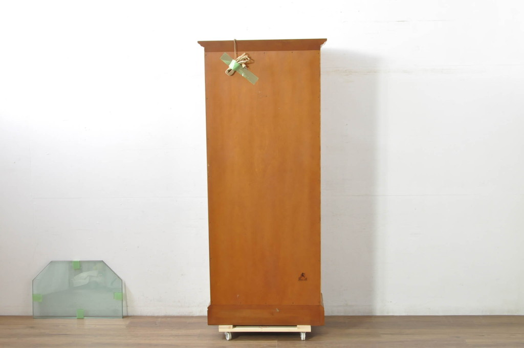 中古　横浜クラシック家具　ダニエル(Daniel)　アーリーアメリカン　A-214　ガラス棚板4枚付き　温かみのある空間を演出するキュリオケース(ガラスケース、ショーケース、コレクションケース、ディスプレイケース、キャビネット、飾り棚、戸棚、収納棚、店舗什器)(定価約105万円)(R-080344)