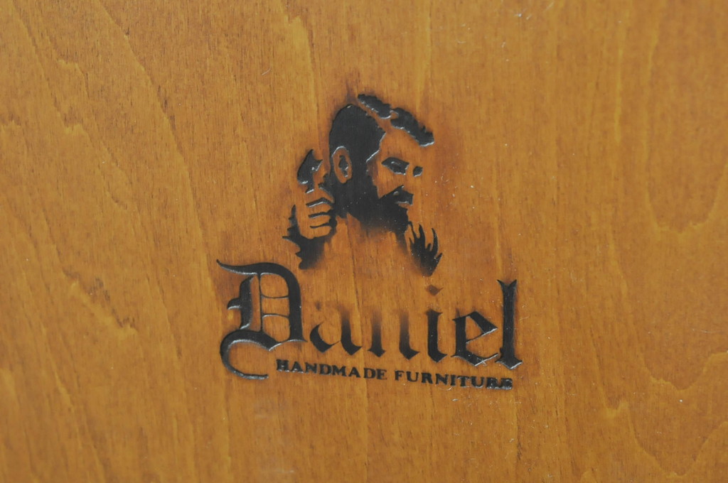 中古　横浜クラシック家具　ダニエル(Daniel)　アーリーアメリカン　A-214　ガラス棚板4枚付き　温かみのある空間を演出するキュリオケース(ガラスケース、ショーケース、コレクションケース、ディスプレイケース、キャビネット、飾り棚、戸棚、収納棚、店舗什器)(定価約105万円)(R-080344)