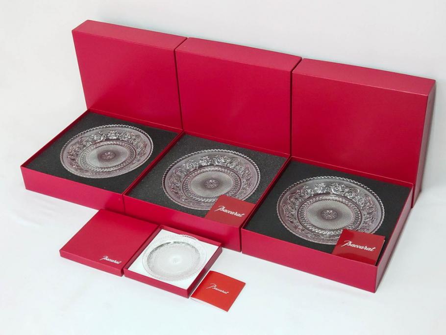 フランス　Baccarat　バカラ　アラベスク　(大)約20cm　(小)約12cm　澄んだ透明感が魅力のプレート4枚セット(小皿、中皿、フルレッドクリスタル、共箱付き)(R-081302)