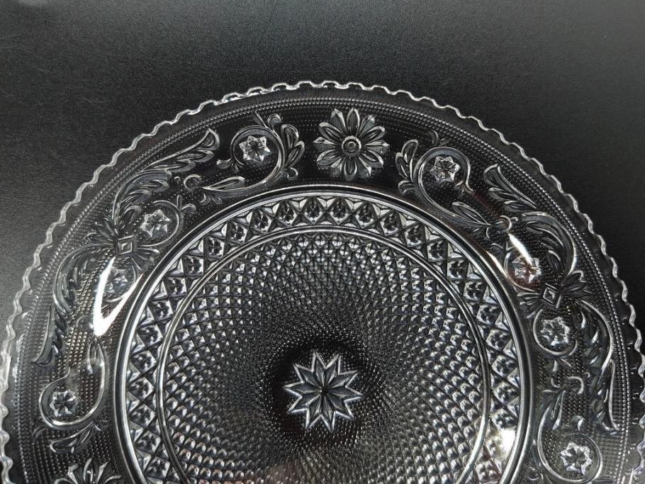 フランス　Baccarat　バカラ　アラベスク　(大)約20cm　(小)約12cm　澄んだ透明感が魅力のプレート4枚セット(小皿、中皿、フルレッドクリスタル、共箱付き)(R-081302)