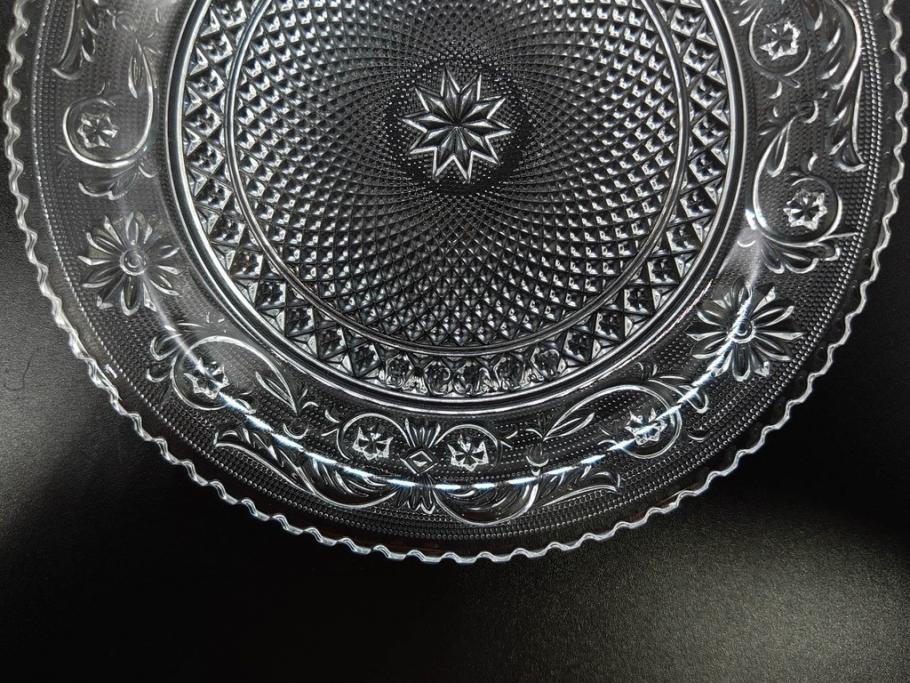 フランス　Baccarat　バカラ　アラベスク　(大)約20cm　(小)約12cm　澄んだ透明感が魅力のプレート4枚セット(小皿、中皿、フルレッドクリスタル、共箱付き)(R-081302)