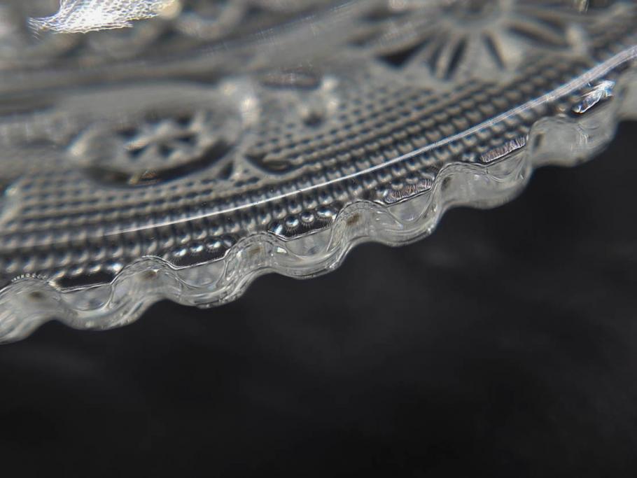 フランス　Baccarat　バカラ　アラベスク　(大)約20cm　(小)約12cm　澄んだ透明感が魅力のプレート4枚セット(小皿、中皿、フルレッドクリスタル、共箱付き)(R-081302)