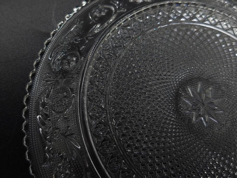 フランス　Baccarat　バカラ　アラベスク　(大)約20cm　(小)約12cm　澄んだ透明感が魅力のプレート4枚セット(小皿、中皿、フルレッドクリスタル、共箱付き)(R-081302)