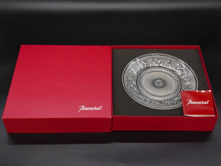 フランス　Baccarat　バカラ　アラベスク　(大)約20cm　(小)約12cm　澄んだ透明感が魅力のプレート4枚セット(小皿、中皿、フルレッドクリスタル、共箱付き)(R-081302)