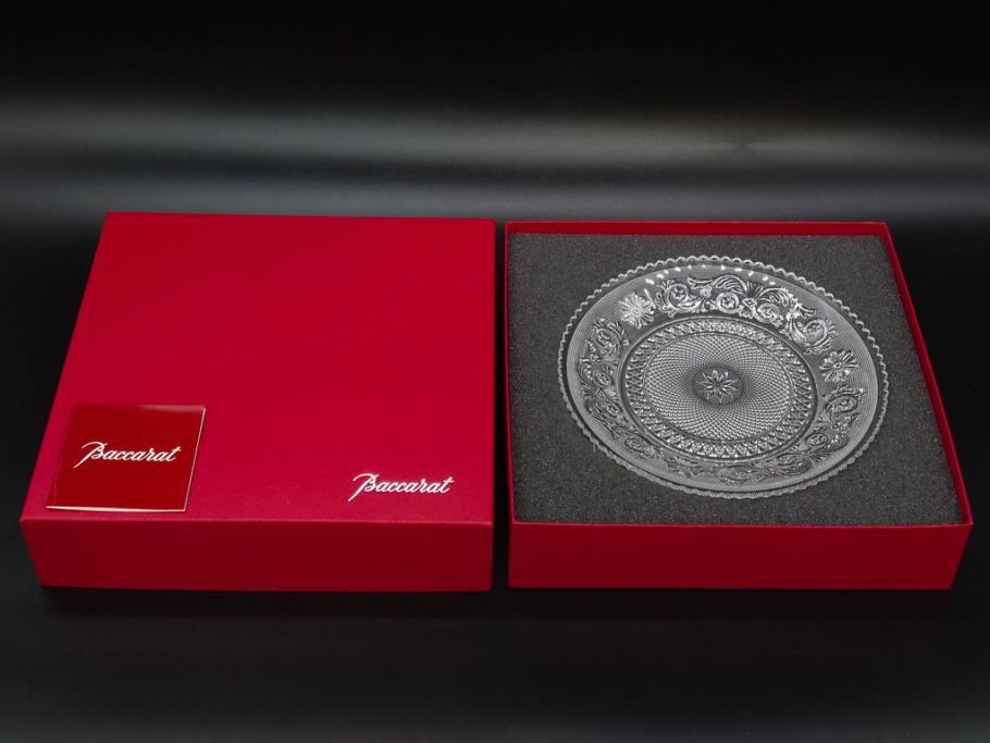 フランス　Baccarat　バカラ　アラベスク　(大)約20cm　(小)約12cm　澄んだ透明感が魅力のプレート4枚セット(小皿、中皿、フルレッドクリスタル、共箱付き)(R-081302)