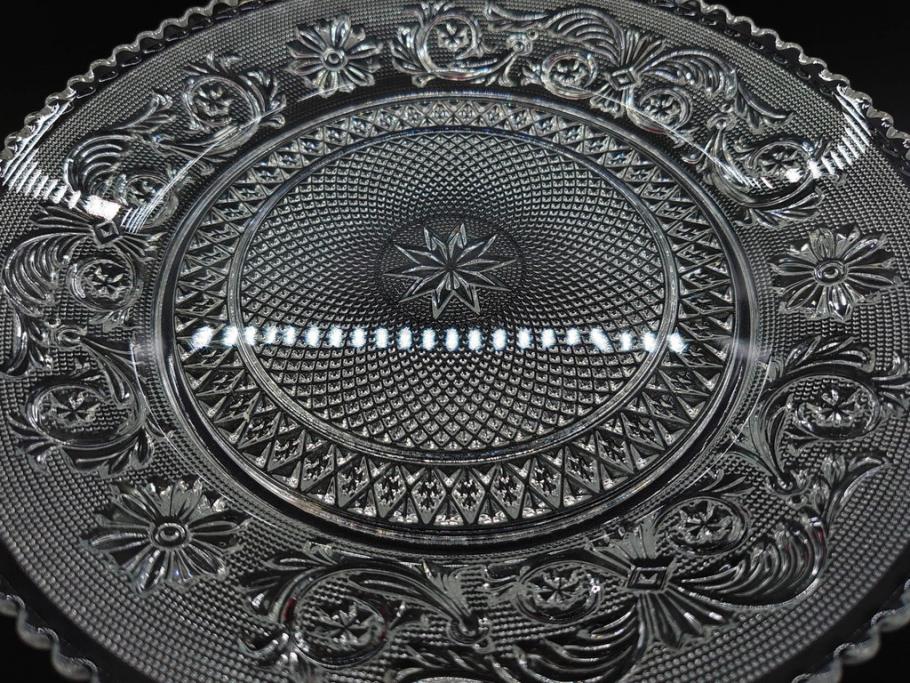 フランス　Baccarat　バカラ　アラベスク　(大)約20cm　(小)約12cm　澄んだ透明感が魅力のプレート4枚セット(小皿、中皿、フルレッドクリスタル、共箱付き)(R-081302)