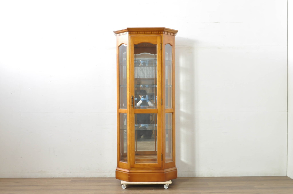 中古　横浜クラシック家具　ダニエル(Daniel)　アーリーアメリカン　A-214　温かみのある空間を演出するキュリオケース(ガラスケース、ショーケース、コレクションケース、ディスプレイケース、キャビネット、飾り棚、戸棚、収納棚、店舗什器)(定価約97万6千円)(R-080345)