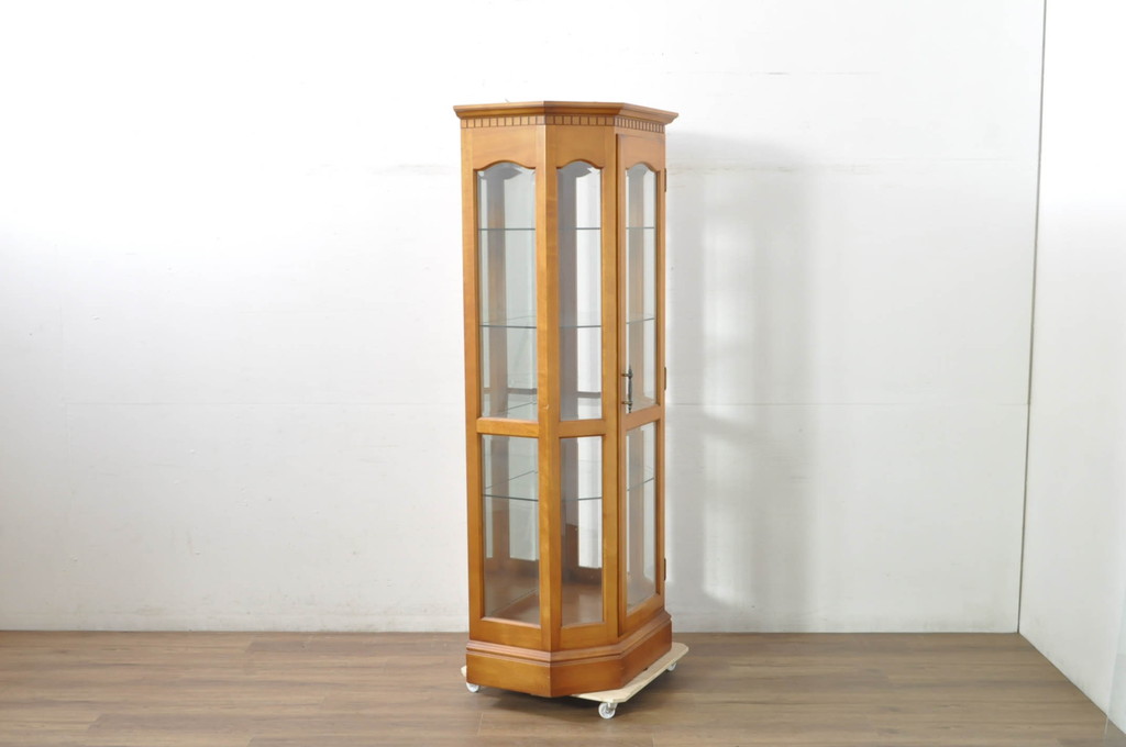 中古　横浜クラシック家具　ダニエル(Daniel)　アーリーアメリカン　A-214　温かみのある空間を演出するキュリオケース(ガラスケース、ショーケース、コレクションケース、ディスプレイケース、キャビネット、飾り棚、戸棚、収納棚、店舗什器)(定価約97万6千円)(R-080345)