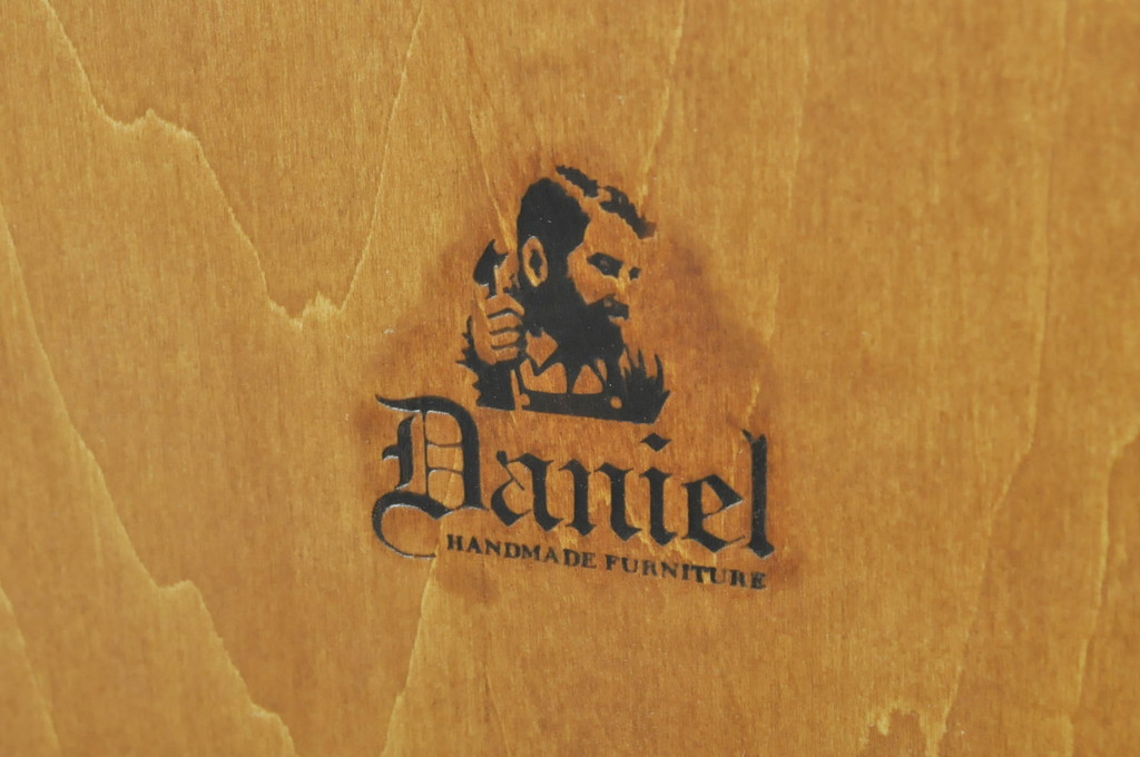 中古　横浜クラシック家具　ダニエル(Daniel)　アーリーアメリカン　A-214　温かみのある空間を演出するキュリオケース(ガラスケース、ショーケース、コレクションケース、ディスプレイケース、キャビネット、飾り棚、戸棚、収納棚、店舗什器)(定価約97万6千円)(R-080345)