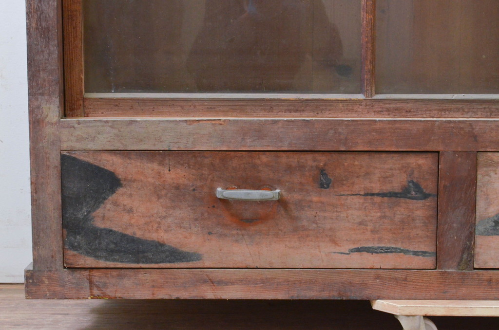 和製アンティーク　古い木味が素敵な昔懐かしい雰囲気のサイドボード(サイドキャビネット、食器棚、飾り棚、戸棚、ガラスケース)(R-073674)
