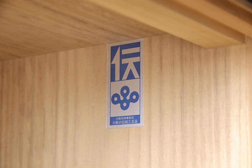中古　美品　大阪泉州　衣装盆付き　黒檀のアクセントが粋な雰囲気を醸し出す総桐箪笥(桐たんす、衣装箪笥、着物箪笥、引き出し)(R-081410)