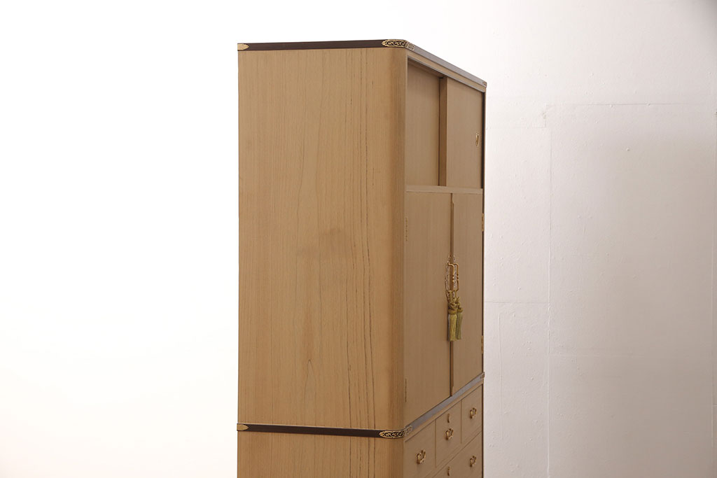 中古　美品　大阪泉州　衣装盆付き　黒檀のアクセントが粋な雰囲気を醸し出す総桐箪笥(桐たんす、衣装箪笥、着物箪笥、引き出し)(R-081410)