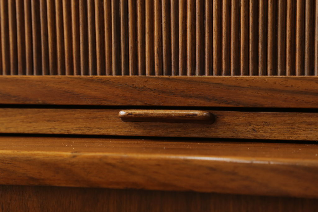 デンマークビンテージ　ローズウッド材　多彩な収納が魅力のシャッター付きキャビネット(サイドキャビネット、ダイニングボード、ヴィンテージ)(R-056047)