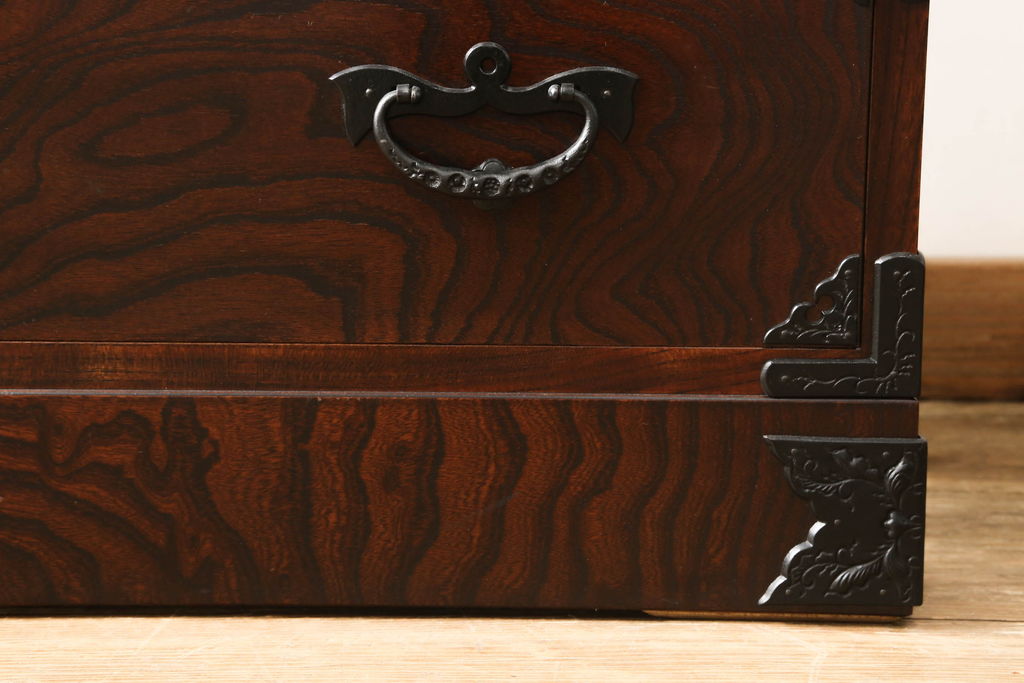 中古　美品　岩谷堂箪笥　力強い木目が魅力の衣装箪笥(整理箪笥、和タンス、引き出し、チェスト)(R-049967)