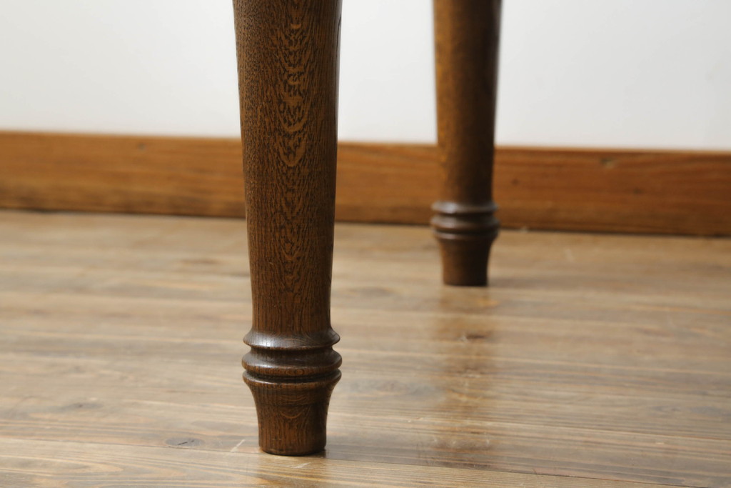 ヨーロッパビンテージ　オーク材　凝った脚のデザインが目を惹く引き出し付きローテーブル(センターテーブル、リビングテーブル、ヴィンテージ)(R-071878)