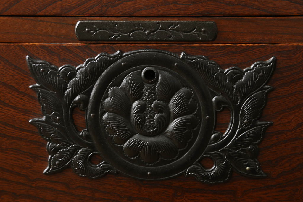 中古　伝統工芸家具　吹き漆と欅材の木目が美しい岩谷堂箪笥(和箪笥、衣装箪笥、引き出し)(R-056529)