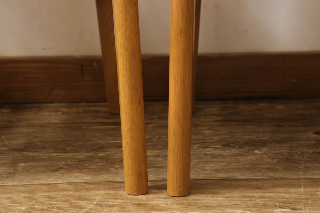 中古　美品　KOSUGA(コスガ)　ミラノシリーズ　クルミ材　シンプルでスタイリッシュなダイニングチェア4脚セット(イス、椅子)(R-059163)